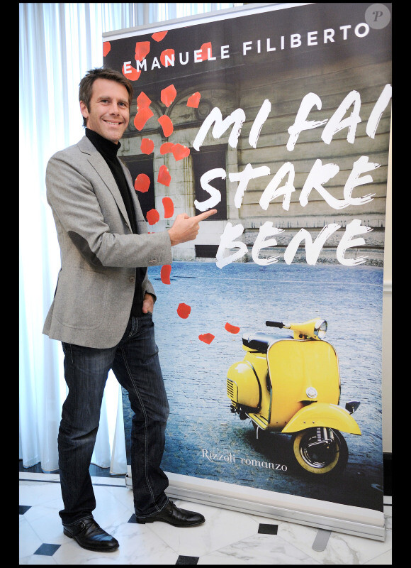 Emmanuel-Philibert de Savoie se prépare à promouvoir son livre Mi Fai Stae Bene (Milan en Italie, 22 mars 2011)