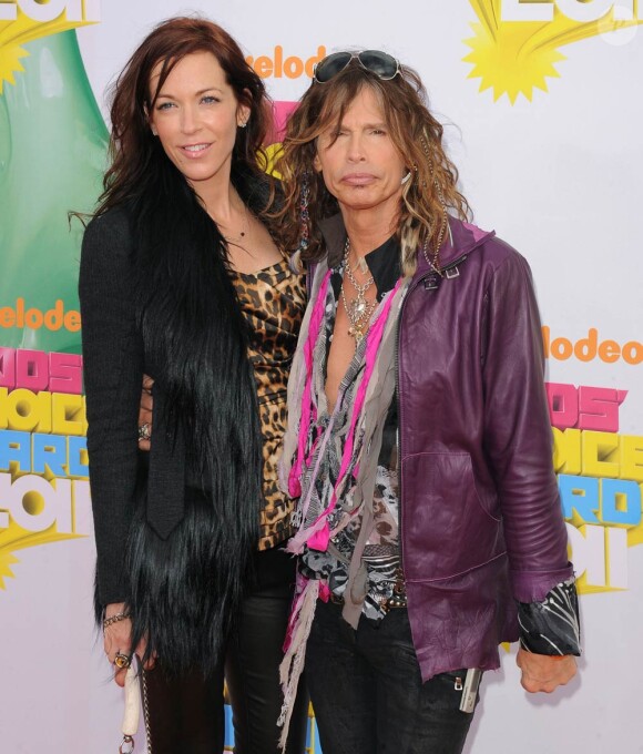 Steven Tyler et sa compagne lors de la grande soirée des 24e Kid's Choice Awards, organisée par la chaîne de télévision Nickélodéon dans l'enceinte du Gallen Center de Los Angeles, le 2 avril 2011.