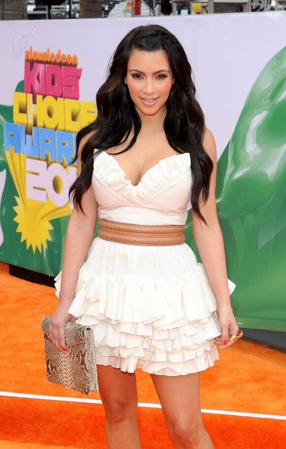 Kim Kardashian lors de la grande soirée des 24e Kid's Choice Awards, organisée par la chaîne de télévision Nickélodéon dans l'enceinte du Gallen Center de Los Angeles, le 2 avril 2011.