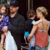 Nicole Richie, Joel Madden et leurs enfants Harlow et Sparrow lors d'une promenade familiale à Los Angeles le 3 avril 2011