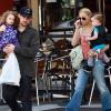 Nicole Richie, Joel Madden et leurs enfants Harlow et Sparrow lors d'une promenade familiale à Los Angeles le 3 avril 2011