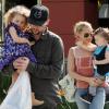 Nicole Richie, Joel Madden et leurs enfants Harlow et Sparrow lors d'une promenade familiale à Los Angeles le 3 avril 2011