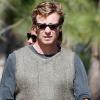 Simon Baker et spon épouse promènent le chien autour de chez eux à Santa Monica en Californie le 3 avril 2011