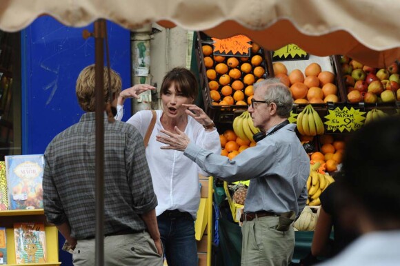 Woody Allen, Carla Bruni-Sarkozy et Owen Wilson sur le tournage de Minuit à Paris, le 27 juillet 2010.