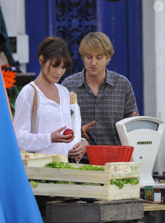 Woody Allen, Carla Bruni-Sarkozy et Owen Wilson sur le tournage de Minuit à Paris, le 27 juillet 2010.