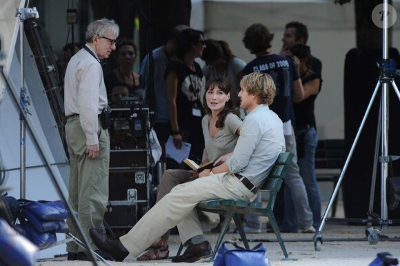 Woody Allen, Carla Bruni-Sarkozy et Owen Wilson sur le tournage de Minuit à Paris, le 28 juillet 2010.