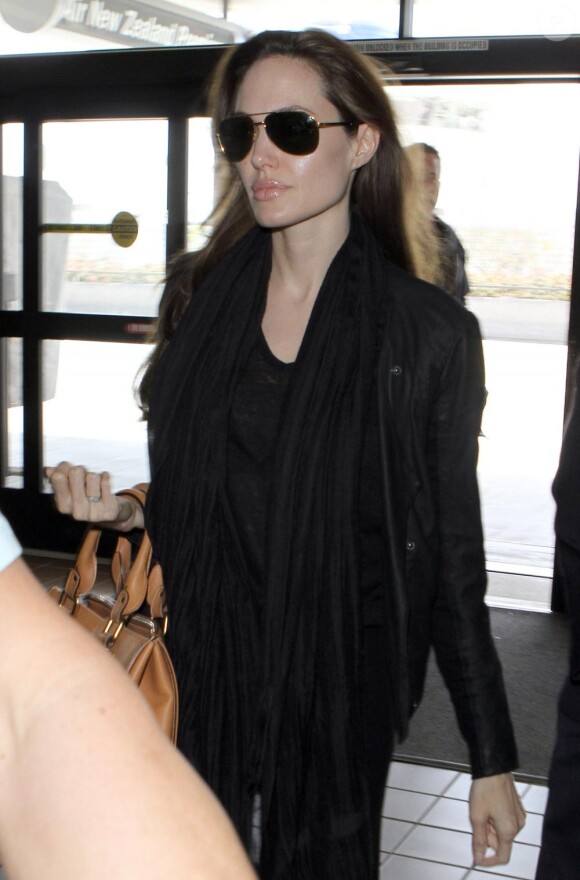 Angelina Jolie à l'aéroport de Los Angeles le 3 avril 2011