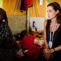 Angelina Jolie : Une beauté engagée, acclamée à la frontière tuniso-libyenne...
