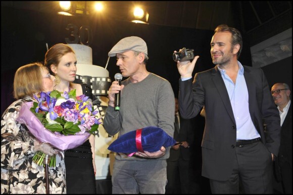 Mado Maurin, Laurent Baffie et Jean Dujardin à la remise des prix Patrick-Dewaere et Romy-Schneider, au Bon Marché, le 4 avril 2011, à Paris.