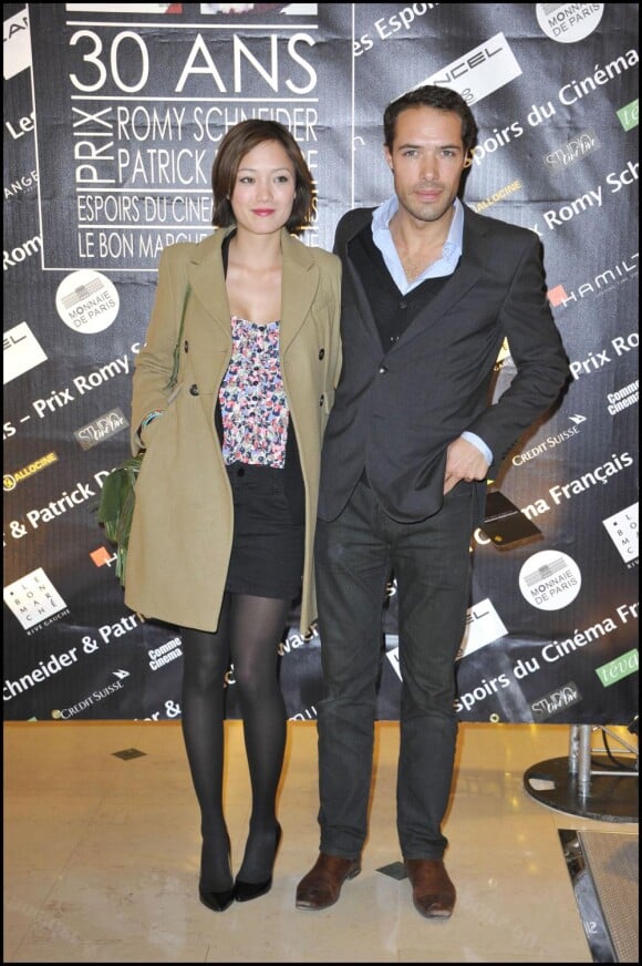 Nicolas Bedos et sa compagne Pom à la remise des prix Patrick-Dewaere et Romy Schneider, au Bon Marché, le 4 avril 2011, à Paris.