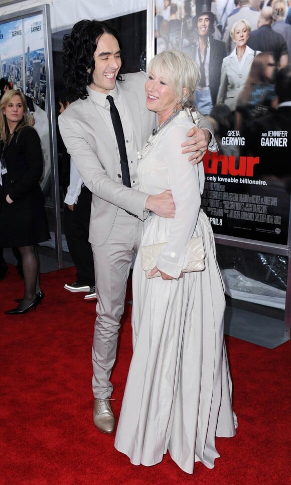 Russell Brand et Helen Mirren à l'occasion de l'avant-première d'Arthur, un amour de milliardaire, au Ziegfeld Theatre de New York, le 5 avril 2011.