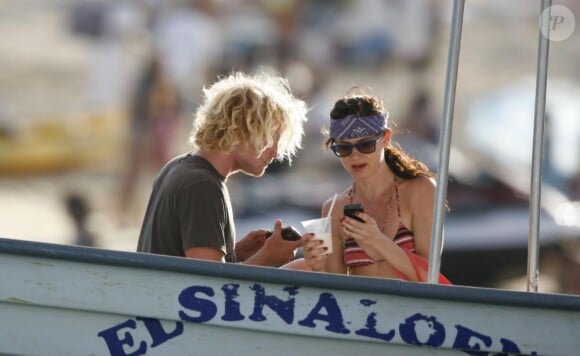 Juliette Lewis en compagnie d'un jeune inconnu, sur la plage de Los Cabos, au Mexique, le 21 mars 2011