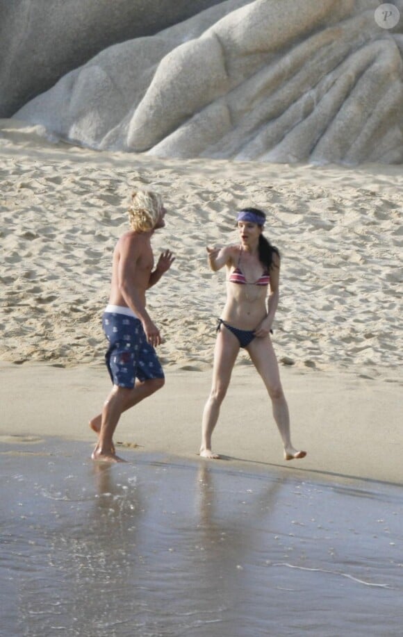 Juliette Lewis en compagnie d'un jeune inconnu, sur la plage de Los Cabos, au Mexique, le 21 mars 2011
