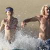 Juliette Lewis en compagnie d'un jeune inconnu, sur la plage de Los Cabos, au Mexique, le 21 mars 2011