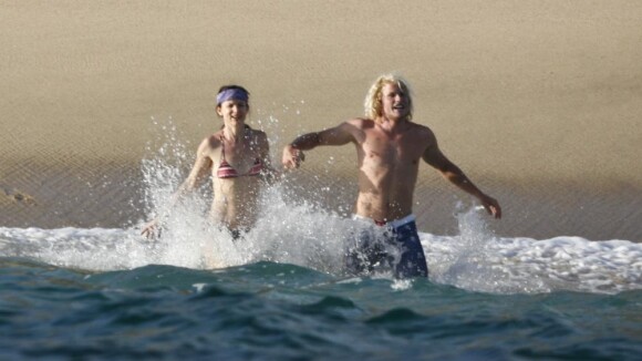 Juliette Lewis : Sur la plage avec un jeune inconnu qui ressemble à Brad Pitt !