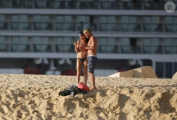 Juliette Lewis en compagnie d'un jeune inconnu, sur la plage de Los Cabos, au Mexique, le 21 mars 2011