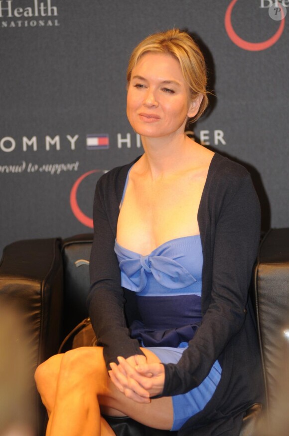 Renée Zellweger fait la promotion du sac à main disponible en édition limitée et vendu au profit de la lutte contre le cancer du sein, mercredi 6 avril, à Milan.