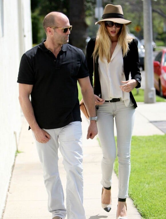 L'action-star Jason Statham et sa fiancée, la divine Rosie Huntington-Whiteley, se promènent dans les rues de Los Angeles, le 6 avril 2011.