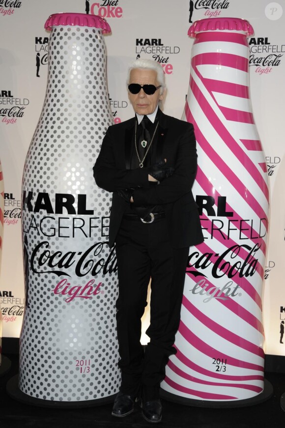 Kal Lagerfeld lors de la soirée Coca Cola Light pour célébrer le lancement de sa bouteille. Le 7 avril 2011