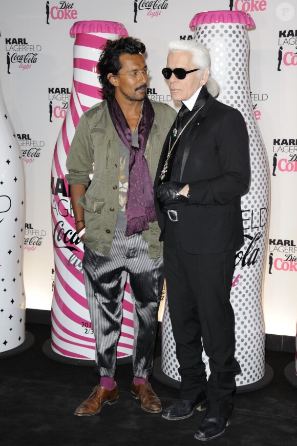 Haider Ackermann et Karl Lagerfeld lors de la soirée Coca Cola Light pour célébrer le lancement de la bouteille imaginée par Karl Lagerfeld. Le 7 avril 2011