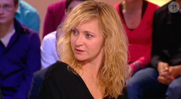 Météo de Charlotte Le Bon au Grand journal de Canal+, le 7 avril 2011.