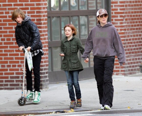 Julianne Moore et ses enfants à New York, où elle habite, en mars 2011