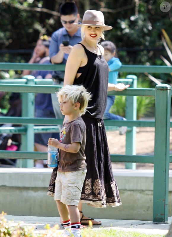 Gwen Stefani et son fils aîné Kingston ontpassé la journée  au Zoo (10 avril 2011 à Los Angeles)