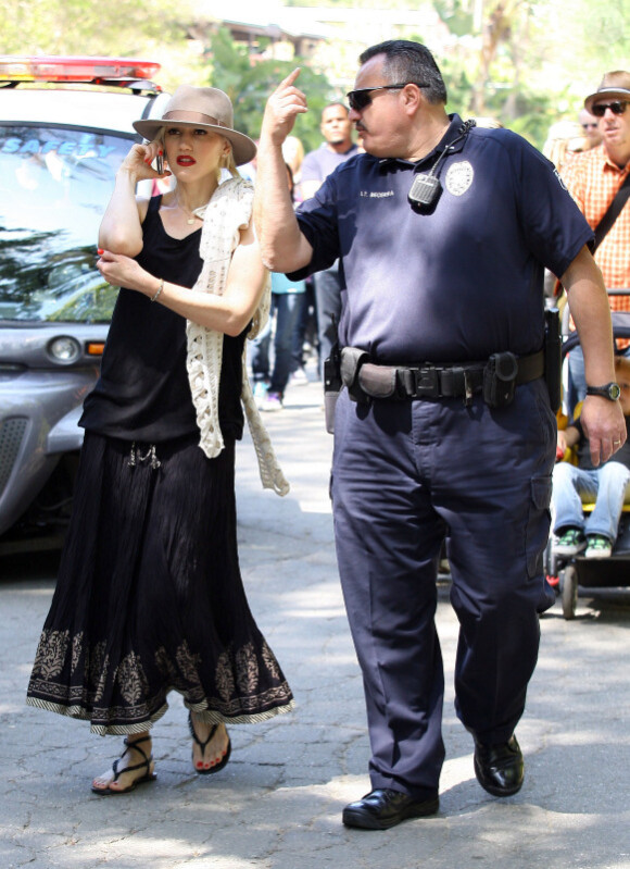 Gwen Stefani accompagné d'un agent de sécurité... pour récupérer ses enfants (10 avril 2011 à Los Angeles)