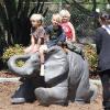 Les enfants domptent un éléphant ! (10 avril 2011 à Los Angeles)