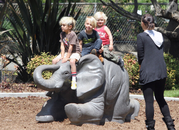 Les enfants domptent un éléphant ! (10 avril 2011 à Los Angeles)