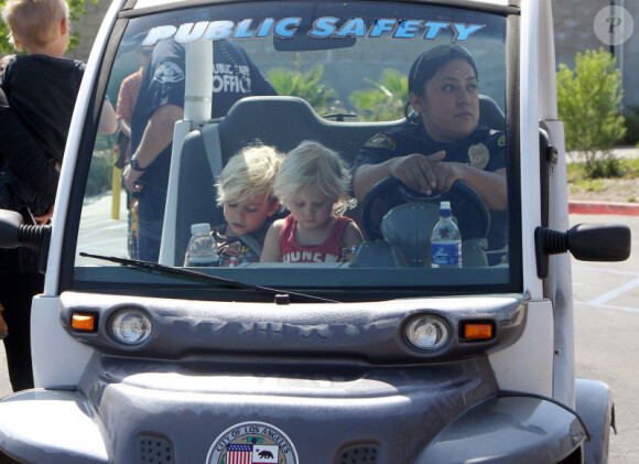 Kingston et Zuma coincés dans la voiture de l'agent de sécurité (10 avril 2011 à Los Angeles)