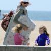 Marcia Cross emmène ses jumelles à la plage de Malibu (6 avril 2011)
