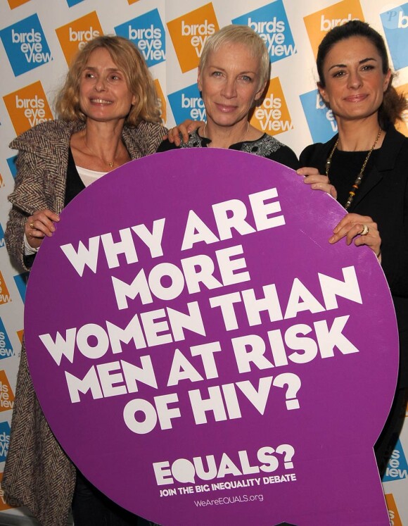 Annie Lennox (photo : en campagne pour le gala d'Oxfam le 13 mars 2011) recevra le 1er juillet 2011 le Silver Clef award en reconnaissance de l'ensemble de son oeuvre, musical et philanthropique.