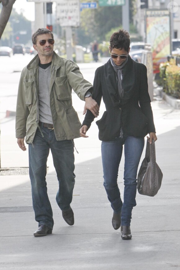 Halle Berry et Olivier Martinez dans les rues de Los Angeles, le 10 avril 2011.
