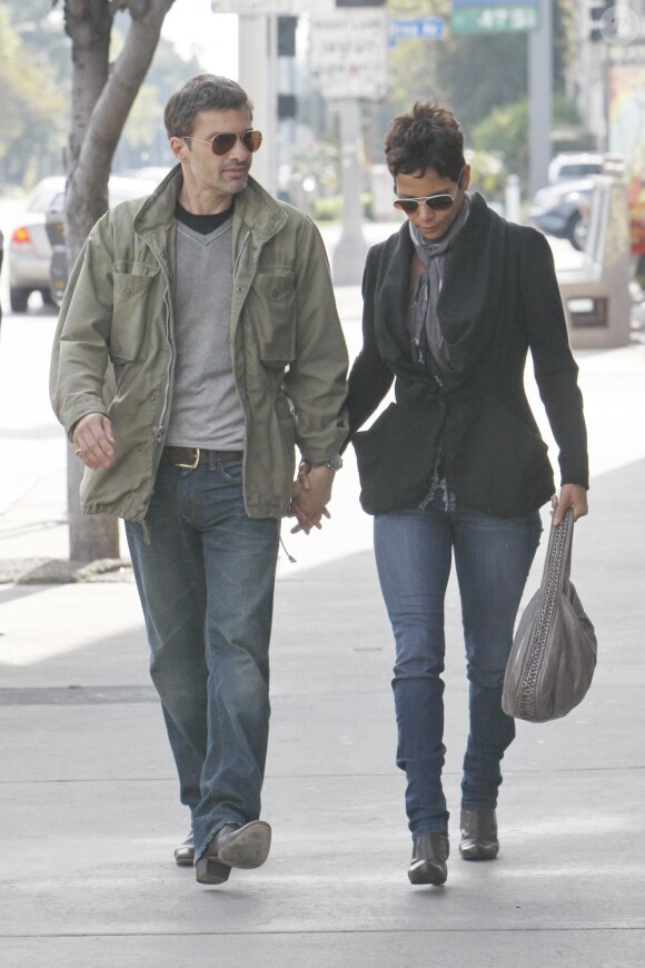 Halle Berry et Olivier Martinez dans les rues de Los Angeles, le 10 avril 2011.