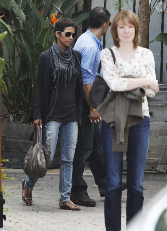 Halle Berry et Olivier Martinez sont allés dîner à Los Angeles en amoureux. Avril 2011