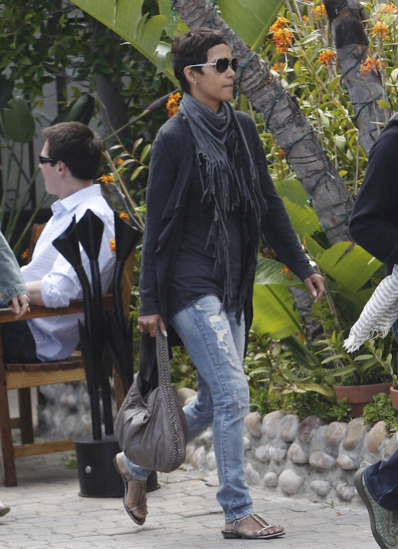 Halle Berry et Olivier Martinez sont allés dîner à Los Angeles en amoureux. Avril 2011