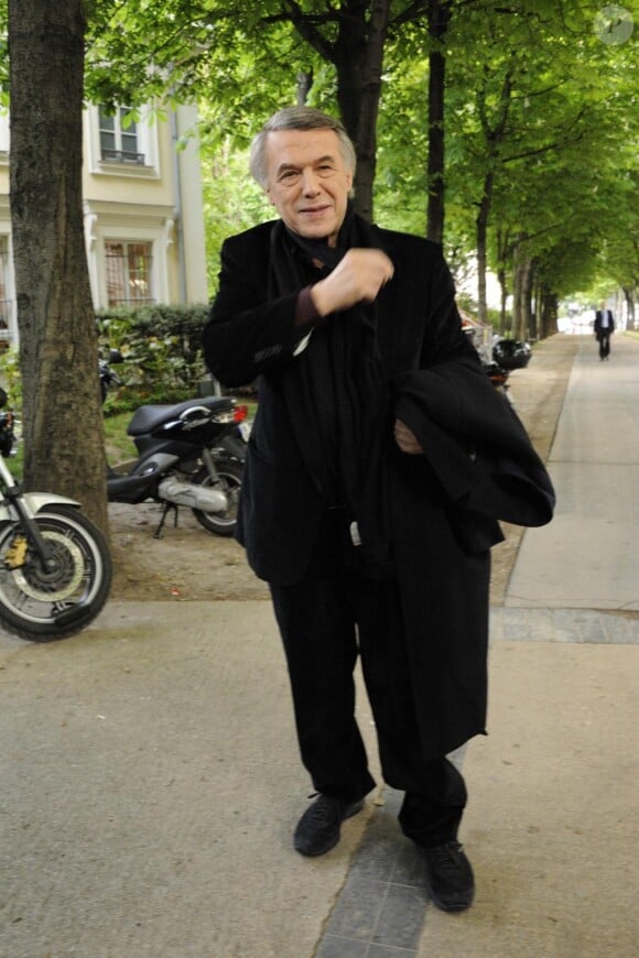 Salvatore Adamo arrive au Théâtre du Rond-Point pour le show 'tsunami et demain' à Paris le 11 avril 2011