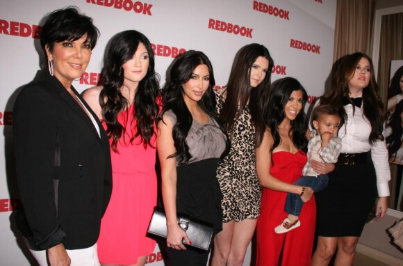 La famille Kardashian réunie au grand complet pour célébrer leur couverture du magazine Redbook le 11 avril 2011