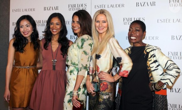 Elizabeth Hurley, Anh Sundstrom, Nathalie Sajous, Cyd McKenna, Angela Paul et Brandyn Artis lors de la soirée organisée par Harper's Bazaar et Estee Lauder afin de désigner les femmes "Fabuleuses à tout âge" à New York le 12 avril 2011