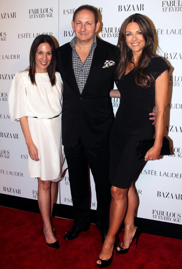 Elizabeth Hurley avec John Demsey et Jane Hertzmark Hudis lors de la soirée organisée par Harper's Bazaar et Estee Lauder afin de désigner les femmes "Fabuleuses à tout âge" à New York le 12 avril 2011