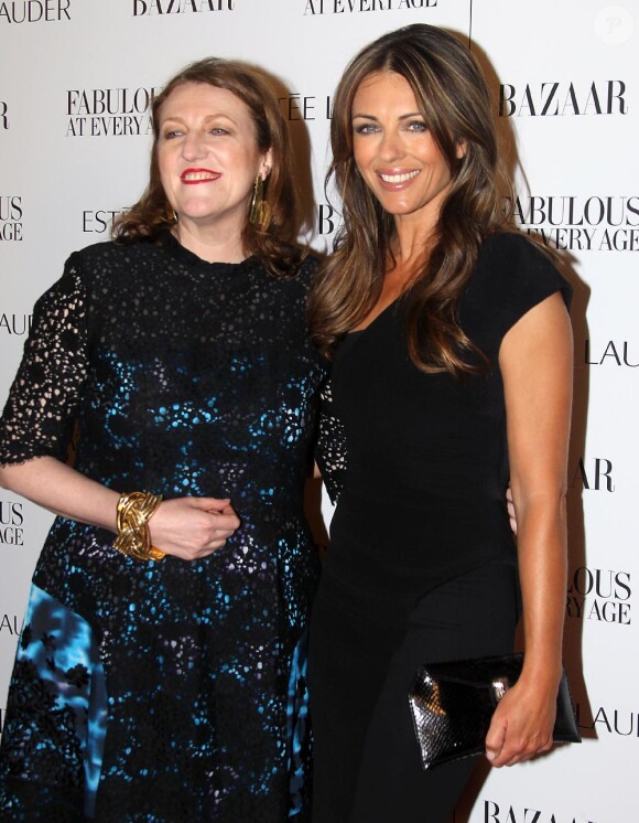 Elizabeth Hurley et la rédactrice en chef d'Harper's Bazaar Glenda Bailey lors de la soirée organisée par Harper's Bazaar et Estee Lauder afin de désigner les femmes "Fabuleuses à tout âge" à New York le 12 avril 2011