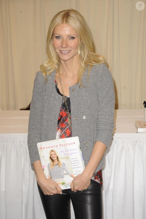 Gwyneth Paltrow a pris plaisir à dédicacer son livre de cuisine le 14 avril 2011 à New York