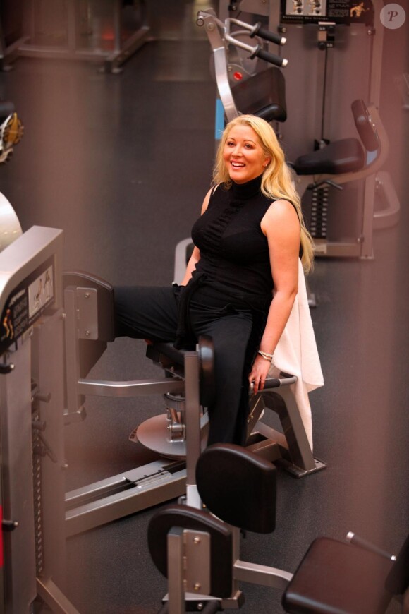 Loana fait de la gym afin de se battre contre ses kilos en mars 2011 au Club Med Gym à Paris