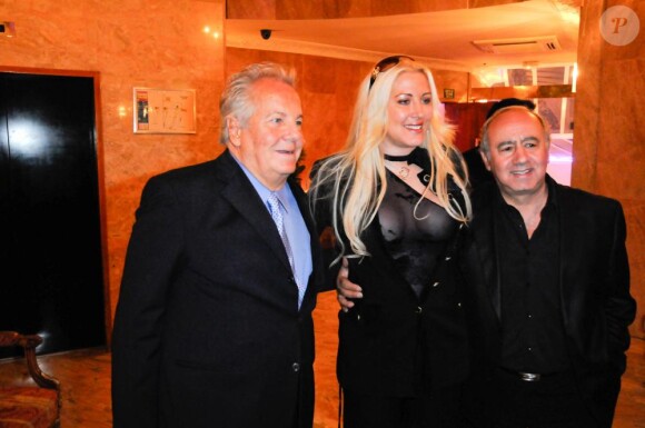 Loana, Massimo Gargia et Alain Williams lors de l'exposition photo people de Massimo aux Salons Hoche à Paris le 14 avril 2011