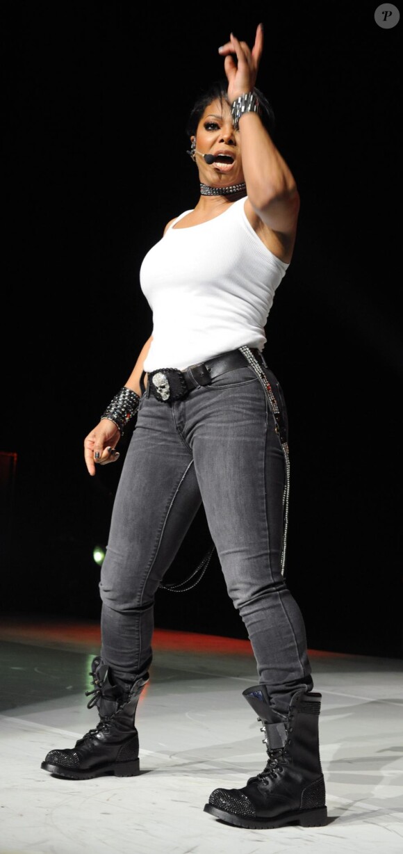 Janet Jackson se produit sur la scène du Gibson Amphitheatre de Los Angeles, dans le cadre du Number Ones Up Close and Personal Tour, jeudi 14 avril.