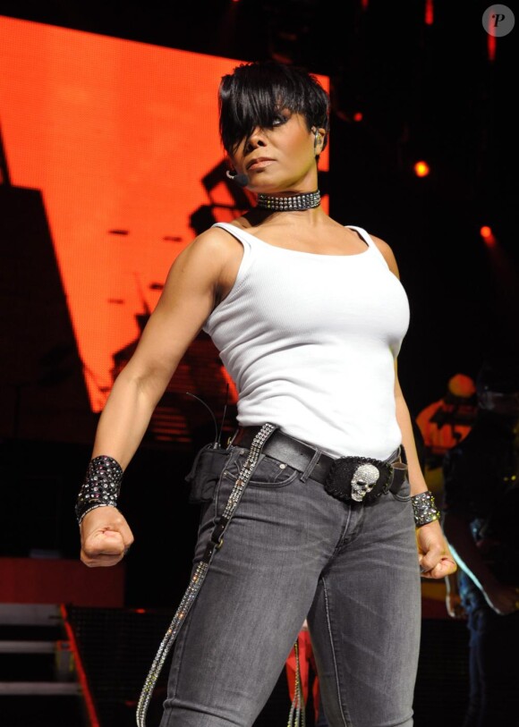 Janet Jackson se produit sur la scène du Gibson Amphitheatre de Los Angeles, dans le cadre du Number Ones Up Close and Personal Tour, jeudi 14 avril.