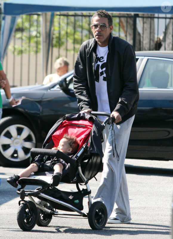 Chris Ivery, mari de Ellen Pompeo, se baladait avec sa fille dans les rues de Los Angeles, le 9 avril 2011. 