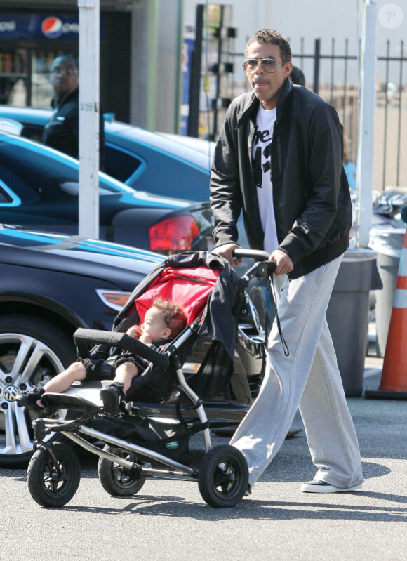 Chris Ivery, mari de Ellen Pompeo, se baladait avec sa fille dans les rues de Los Angeles, le 9 avril 2011.