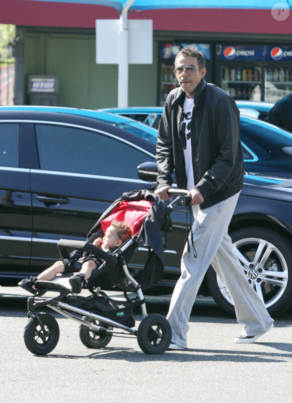 Chris Ivery, mari de Ellen Pompeo, se baladait avec sa fille dans les rues de Los Angeles, le 9 avril 2011.